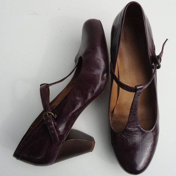 Frye Shoes - SIZE 8M.FRYE LISA T-strap All leather Pump.